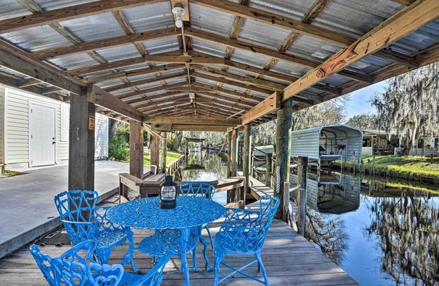 St Johns River Canal Home w/Grill!