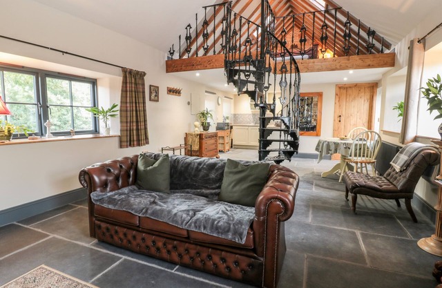 STABLE COTTAGE, romantic, with open fire in Berwick-Upon-Tweed