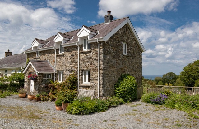 STABLE COTTAGE, character holiday cottage, with open fire in New Quay