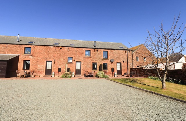 STABLE COTTAGE, family friendly, with open fire in Bolton Low Houses