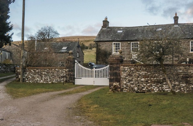 STABLE COTTAGE, pet friendly, with open fire in Ravenstonedale