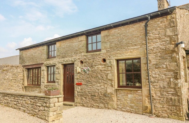 STABLE COTTAGE, pet friendly, with a garden in Newbiggin-On-Lune
