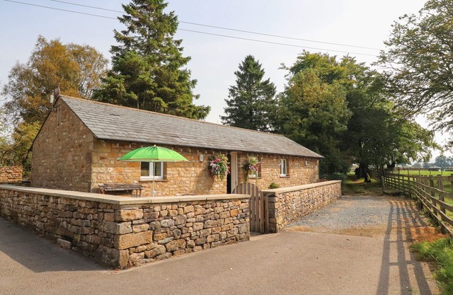 STABLE COTTAGE, pet friendly, character holiday cottage in Ingleton