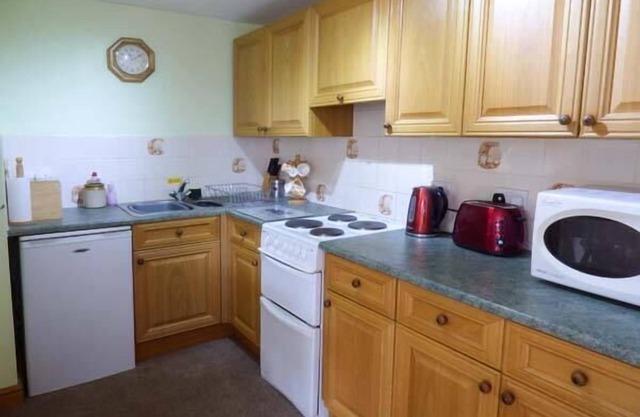 STABLE COTTAGE, pet friendly, character holiday cottage in Levisham