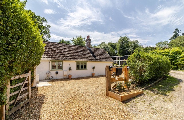 STABLE COTTAGE, pet friendly, character holiday cottage in Burley