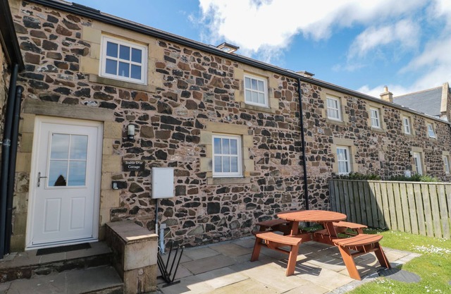 STABLE D'OR, pet friendly, with pool in Embleton