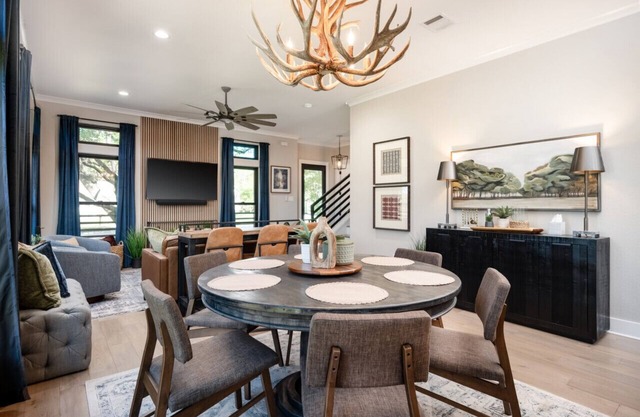 Stadium View: 4 King Suites, 2 Living Rooms, Walk to A&M and Golf Course