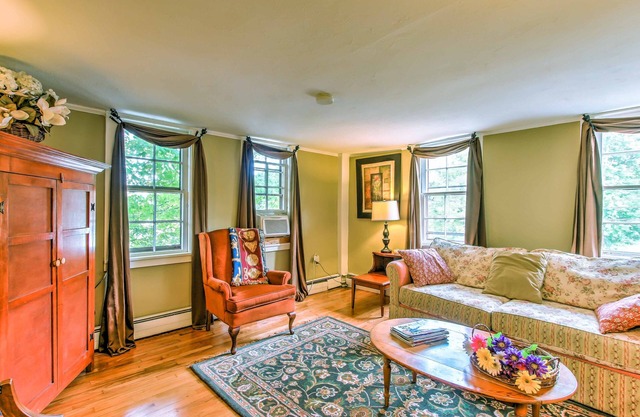 'Stagecoach Inn'-Historic Home w/Patio by Casinos