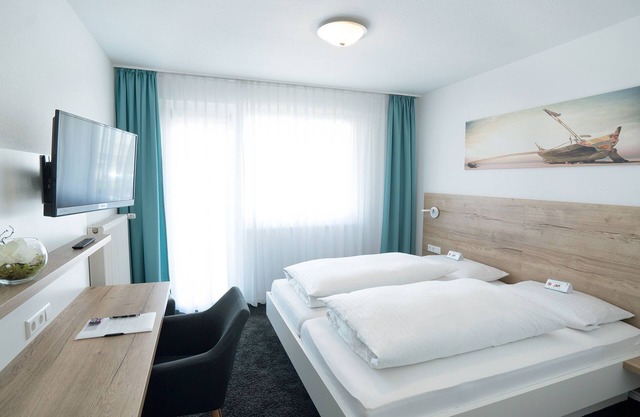Standard double room, bath/shower and WC
