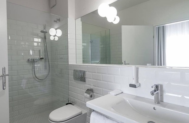 Standard double room with shower or bath, WC - Hotel Schloss Leopoldskron