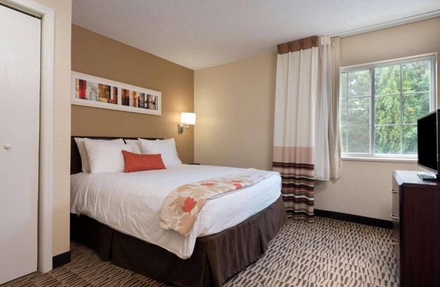 Standard Queen Room Near Sanlando Park ORL