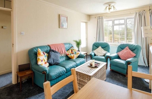 Standout 2BD Apartment Vibrant and Stylish!