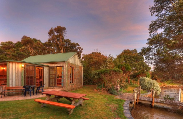 Stanley Lakeside Spa Cabins