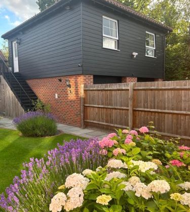 Stansted Coach House - Apartment Hotel