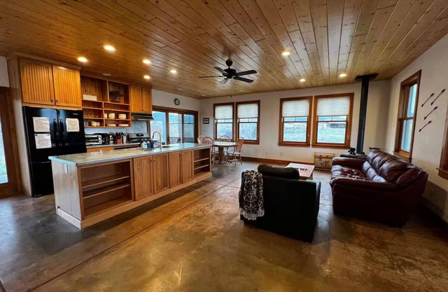 Star Bungalow: Riverfront 2-bedroom bungalow in Gardner