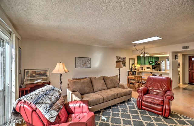 Star Pass Area Townhome about 5 Mi SW of Dtwn Tucson!