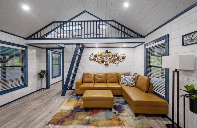 Star View Cabin: 2-Bed, 2-Lofts with a sky view, 1-bath, with HotTub, Sleeps 8