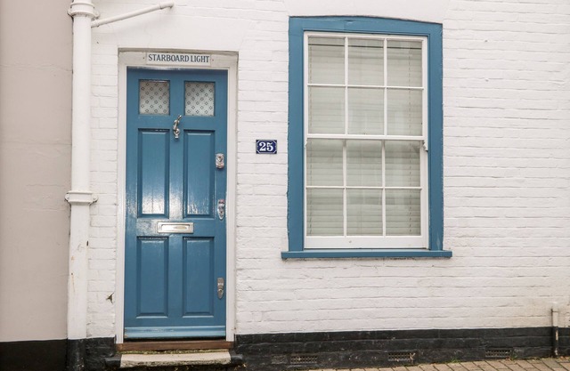STARBOARD LIGHT, pet friendly, character holiday cottage in Lymington