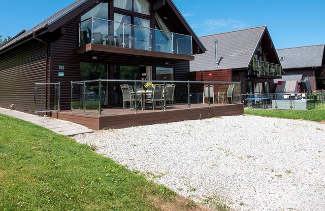 "Starfish Lodge (Sleeps 8) Retallack Resort & Spa, Nr Padstow, Pet Friendly”