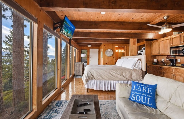 Stargazer | Lakefront Getaway w/BBQ on Deck & Stunning Views