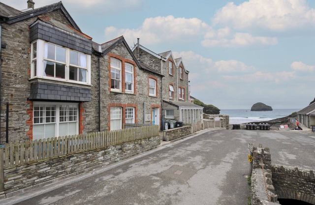 STARGAZY, pet friendly, character holiday cottage in Tintagel