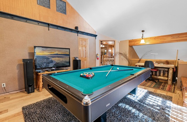 Starlight Summit -Walk to Slopes, Hot Tub, Pool Table