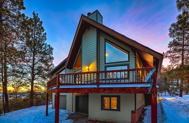 Starry Pines: Cozy 3-Story Retreat w/Hot Tub, Fireplace, Forest Views. Large Deck for Stargazing!