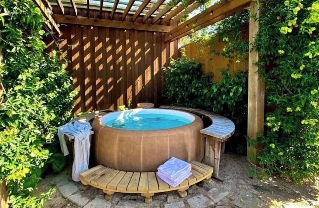 StarView Cowboy Cabin~Private Hot Tub for Two & many optional Ranch activities!