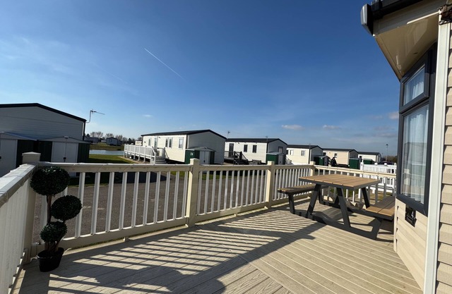 StaticHomeSleeps6-Lakeview-PetsOK-Balcony-Parking