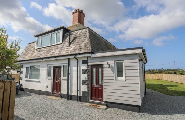 STATION HOUSE, pet friendly, character holiday cottage in Rhosneigr