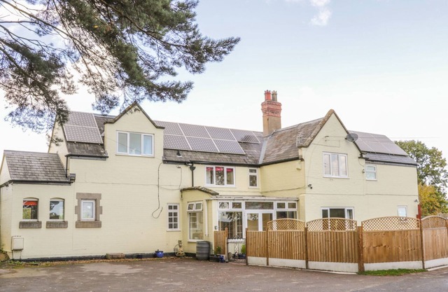 STATION HOUSE, pet friendly, with hot tub in Condover