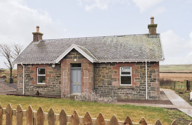 STATION HOUSE, pet friendly, character holiday cottage in Lybster