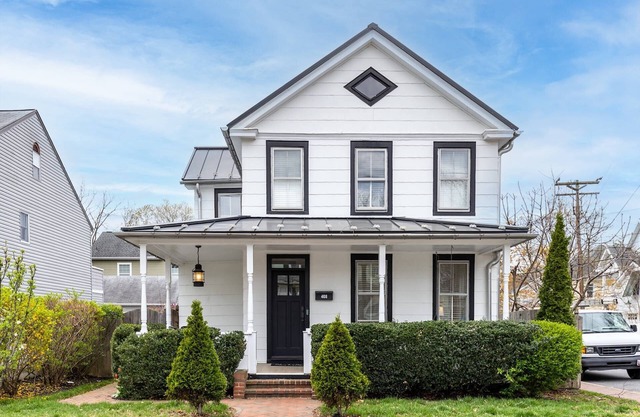 Stay "Around the corner" from Annapolis hot spots with new King bed, fenced-in yard and parking