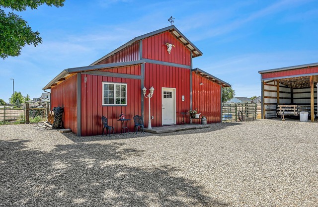 Stay at The Barnhouse in Kuna - Rustic Retreat for Two with Fireplace Near Boise
