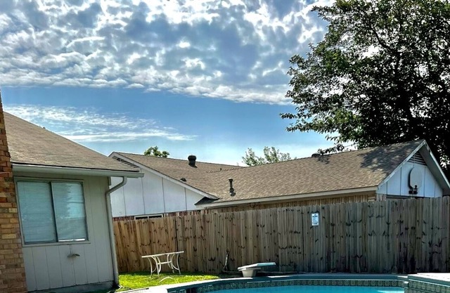 Stay Awhile: Comfort & Convenient Home with pool, 15 Min from DT Dallas