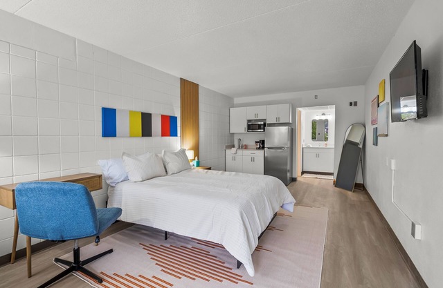 Stay Downtown, Free Gated Parking, Renovated Studio! 527