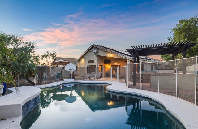 Stay for Super Bowl! Cozy Cactus Retreat, Private Pool in Great Location!