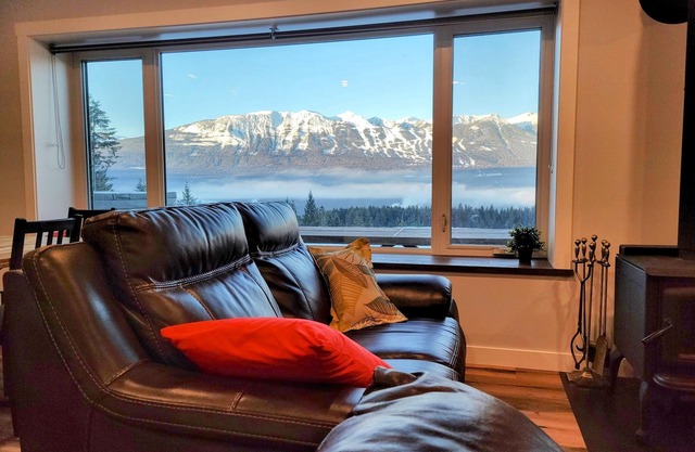 Stay Golden - sleeps 30, hot tubs, mountain views