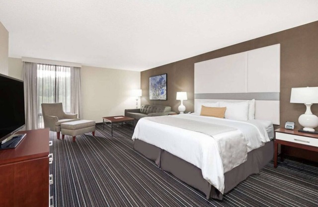 Stay in a Contemporary Pet Friendly Hotel Near Cobb Galleria! Outdoor Pool