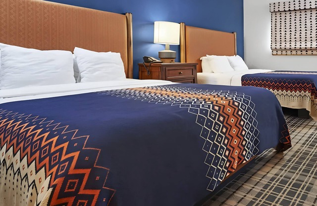 Stay in Alpine Room with Free Shuttle Near Mammoth Mountain and Trailheads