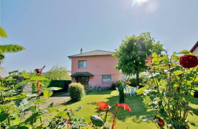 Stay in an idyllic setting with mountain views in Gerde