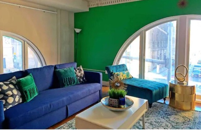 Stay in Downtowns 1st Skyscraper w/ Pool table & Gym