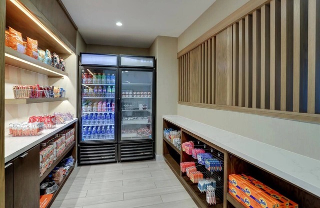 Stay In great Shape! Minutes to Levi's Stadium, w/Outdoor Pool