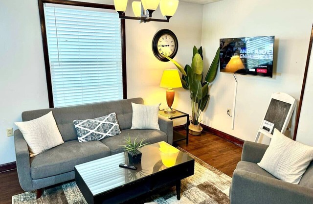 Stay in Ohio City: Walk to Market & Food (4BD/2BA)