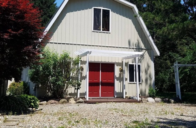 Stay in our Barn! Quiet country setting but still minutes from lansing