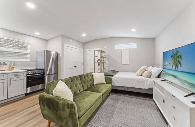 Stay in our fully renovated Guesthouse located in the trendy Murray Hill district of Jacksonville