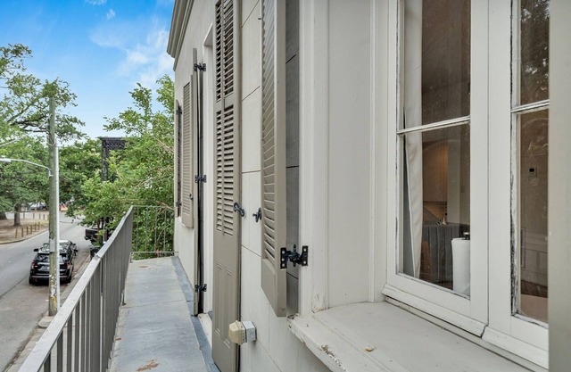 Stay in the center of the action with this charming 1-bedroom retreat located on the historic Esplanade Avenue. This unique space combines timeless New Orleans elegance with modern comfort, offering a serene escape just steps from Frenchmen Street.