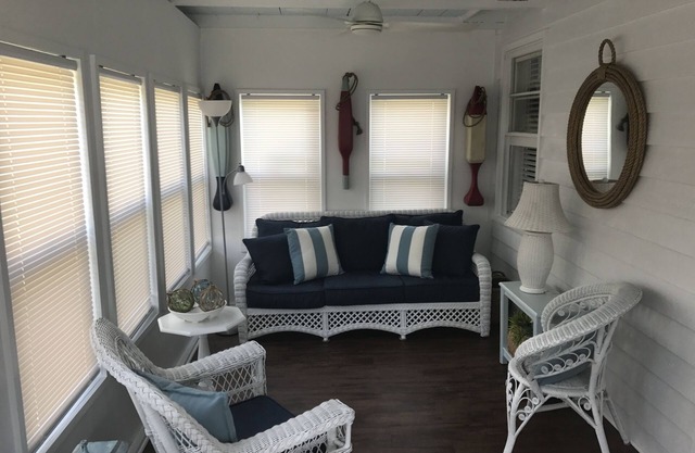 Stay in the Old Beach Style Flat Top House! Quick walk to the ocean!
