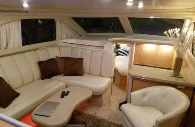 Stay Like A Boss: on a Heated Two Bedroom Yacht in Center City with Free Parking