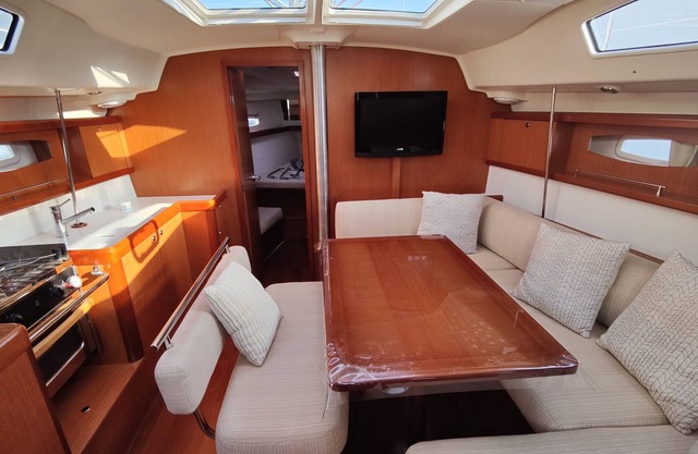 Stay on a boat while in annapolis for the shows.